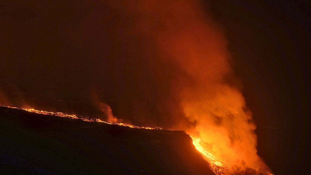 La lava del volcán Cumbre Vieja de La Palma (España) cayendo al mar