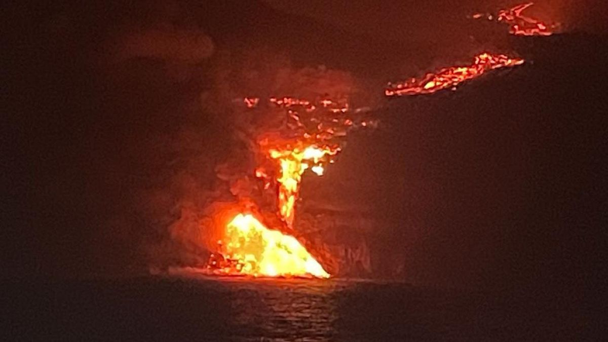 شاهد: حمم بركان جزيرة لا بالما تصل إلى البحر ومخاوف من انبعاثات سامّة
