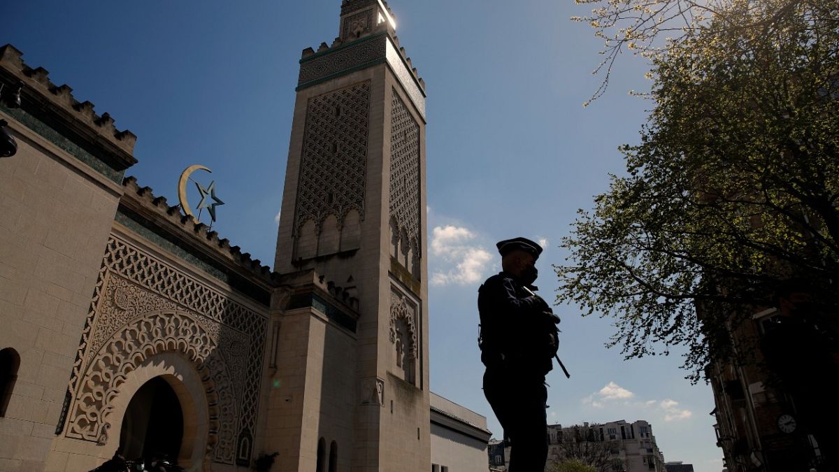 شرطي يقوم بدورية  حراسة خارج مسجد باريس، فرنسا.