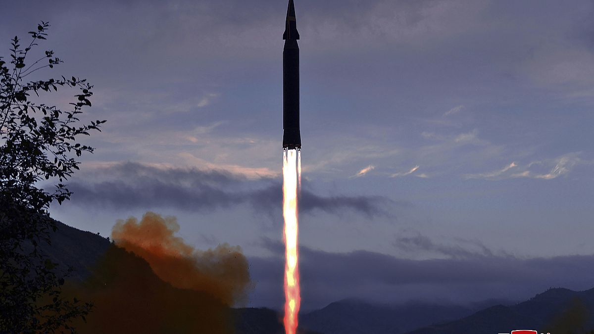 صاروخ "هواسونغ-8" الجديد الذي تدعي كوريا الشمالية أن سرعته  تفوق سرعة الصوت تم إطلاقه من تويانغ ري في مقاطعة جاغانغ في كوريا الشمالية.