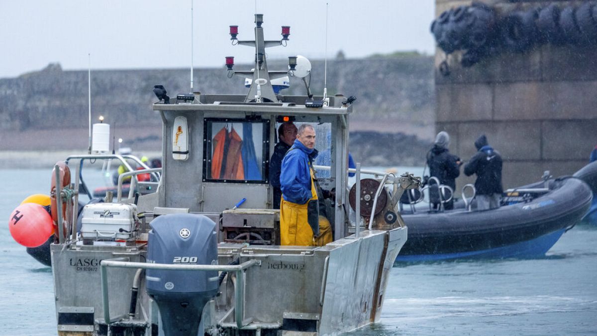 Des pêcheurs français bloquant le port de Saint Hélier, sur l'île de Jersey, le 6 mai 2021