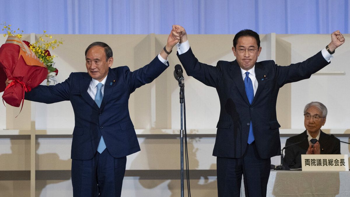 Le futur chef du gouvernement japonais Fumio Kishida, à droite et le premier ministre sortant Yoshihide Suga, Tokyo, 29 septembre 2021 