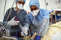 Membres du personnel médical de l'hôpital Bichat à Paris soignant un malade du Covid-19, le 22 avril 2021