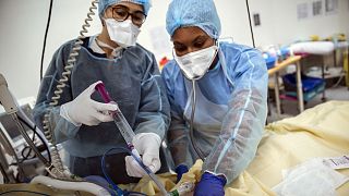 Membres du personnel médical de l'hôpital Bichat à Paris soignant un malade du Covid-19, le 22 avril 2021