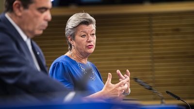 Ylva Johansson, comissária europeia com a pasta dos Assuntos Internos, e Margaritis Schinas, vice-presidente da Comissão Europeia 