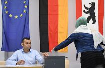 Almanya'daki genel seçimlerde, SPD yüzde 25 oy alarak birinci parti oldu.