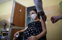Eine Schwangere wird in Havanna mit dem kubanischen Impfstoff "Abdala" geimpft