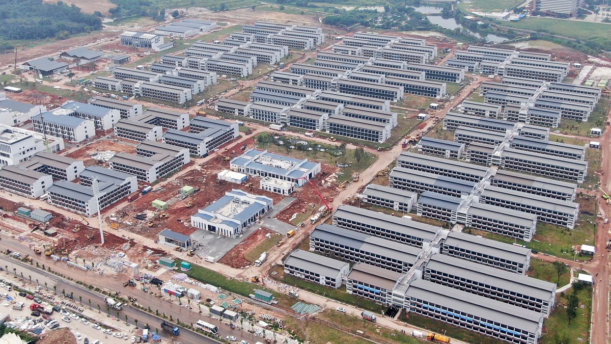 Çin, yurt dışından gelecekler için 5 bin odalı karantina merkezi inşa etti