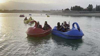 Los nuevos amos de Afganistán disfrutan de un parque de atracciones de Kabul