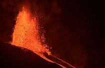 La lava fluye desde un volcán en la isla canaria de La Palma, España, en las primeras horas del martes 28 de septiembre de 2021.
