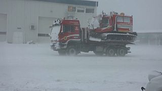 Un vehículo en mitad de la nieve