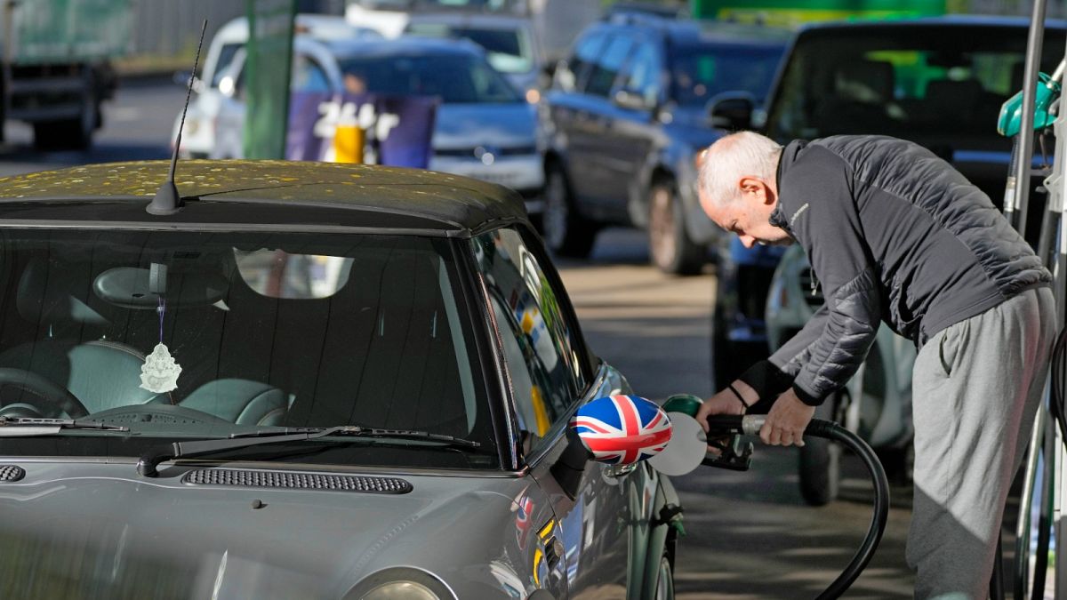 أزمة الوقود في بريطانيا وعسكريون سيتولون نقل الوقود إلى محطات التوزيع