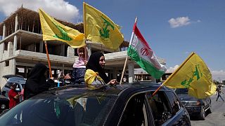 پرچم های ایران و حزب الله در خیابان های لبنان پس از ورود تانکرهای سوخت به این کشور