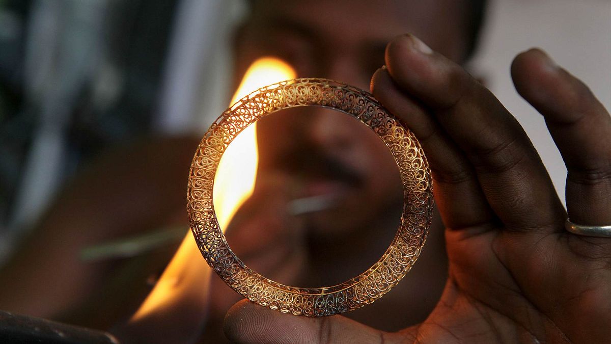 صائغ ذهب هندي يصنع المجوهرات في جوهاتي، الهند، الخميس 29 أغسطس 2013