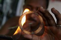 صائغ ذهب هندي يصنع المجوهرات في جوهاتي، الهند، الخميس 29 أغسطس 2013