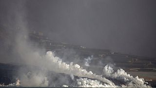 Formación de columnas de vapor al entrar la lava en contacto con el mar en La Palma