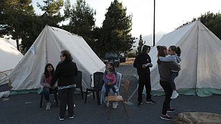 Κάτοικοι του Αρκαλοχωρίου στο Ηράκλειο Κρήτης διανυχτερεύουν σε σκηνές μετά τον σεισμό
