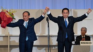Başbakan Yoşihide Suga ve eski Dışişleri Bakanı Fumio Kişida