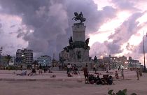 Gente sentada en el Malecón en La Habana, Cuba, 30/9/2021