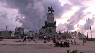 Gente sentada en el Malecón en La Habana, Cuba, 30/9/2021