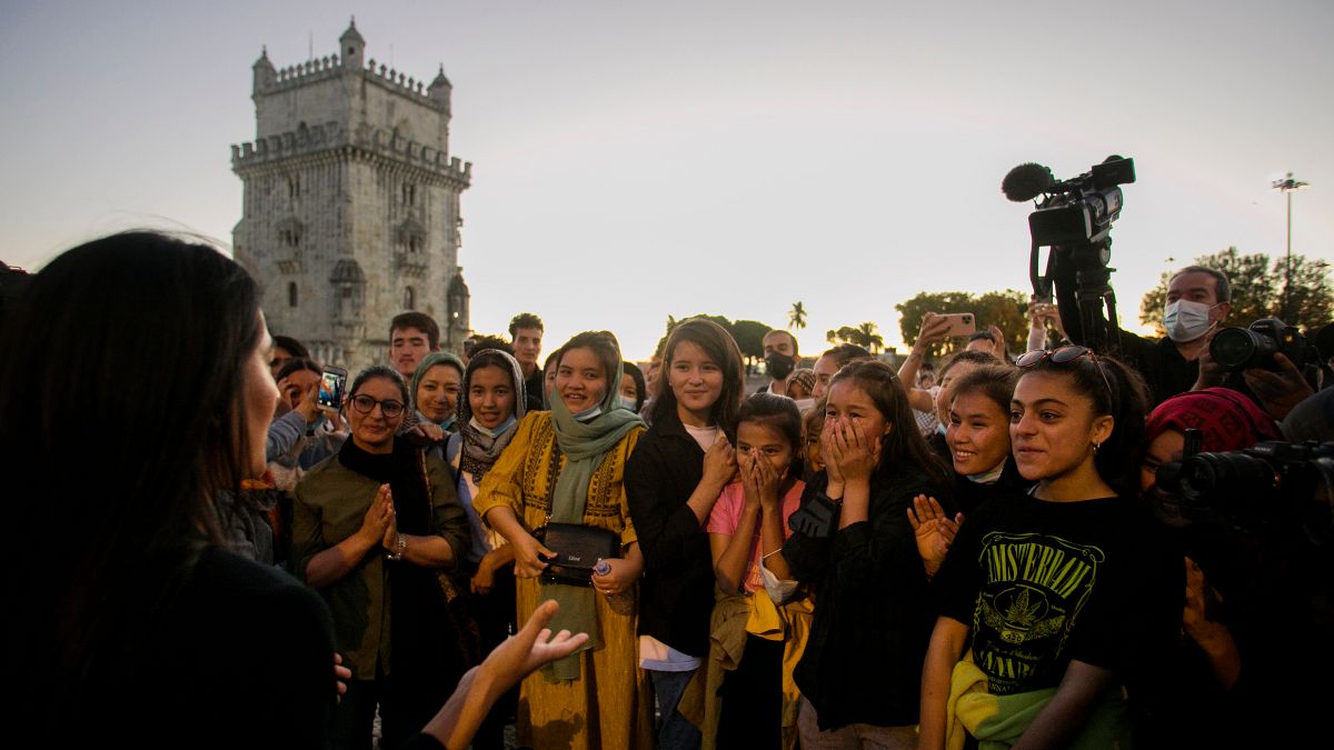 Farkhunda Muhtaj diante das jovens futebolistas junto à Torre de Belém