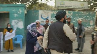 احتجاج للنساء في كابول يفرقه عناصر طالبان سريعا.