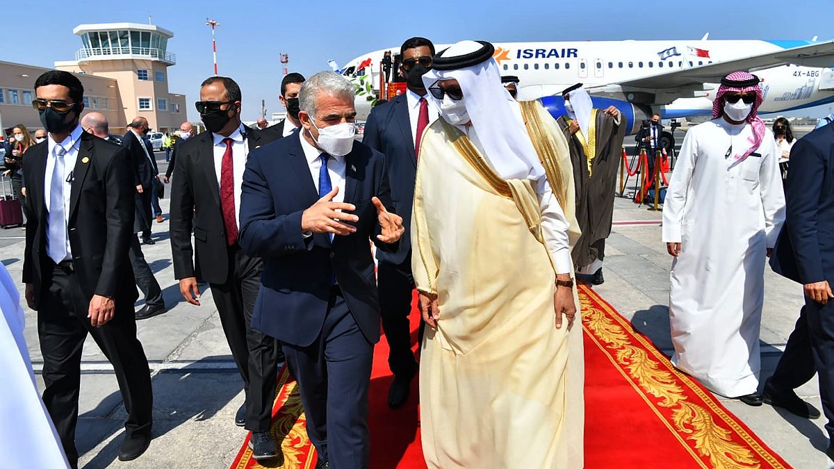 وزير الخارجية الإسرائيلي يائير لبيد لدى وصوله إلى البحرين 