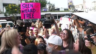اشک شادی طرفداران بریتنی اسپیرز از لغو حکم قیمومیت