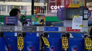 İngiltere'nin başkenti Londra'da yakıt kıtlığı nedeniyle hizmet vermeyi durduran bir benzin istasyonu