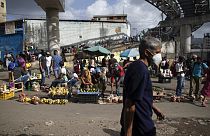 Venezuela'nın başkenti Karakas'ta bir halk pazarı. Ülkede paranın hükmü kalmadığı için gıda ürünlerinin takas edilmesine sıkça rastlanıyor.