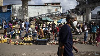 Venezuela'nın başkenti Karakas'ta bir halk pazarı. Ülkede paranın hükmü kalmadığı için gıda ürünlerinin takas edilmesine sıkça rastlanıyor.