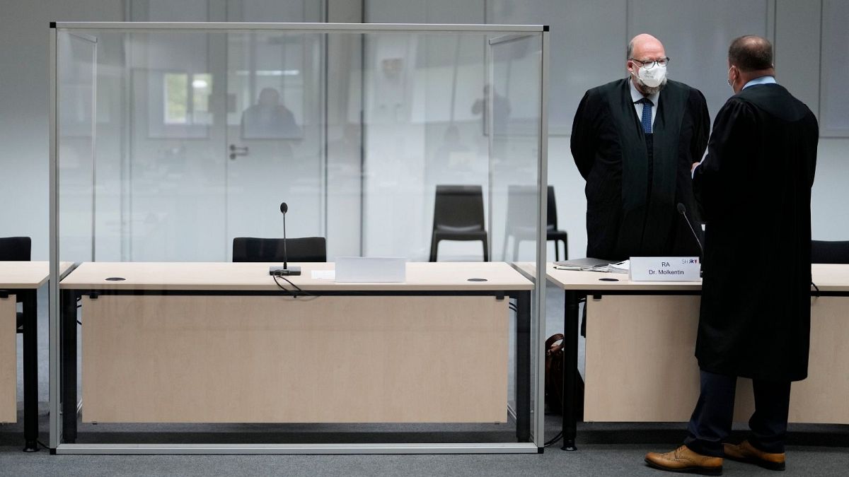 صندلی خالی متهم ۹۶ ساله فراری در دادگاه آلمان 