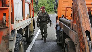 Katonák a koszovói-szerb határon
