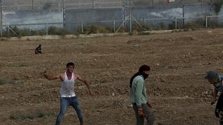 جنود اسرائيليون قرب السياج الحدودي لقطاع غزة مع اسرائيل.
