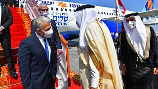 وزير الخارجية الإسرائيلي يائير لبيد، يلتقي بنظيره البحريني، عبد اللطيف بن راشد الزياني، في أول زيارة رسمية إلى البحرين، الخميس 30 سبتمبر 2021