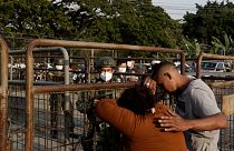 Familiares aguardam notícias de dentro da prisão Litoral, em Guayaquil