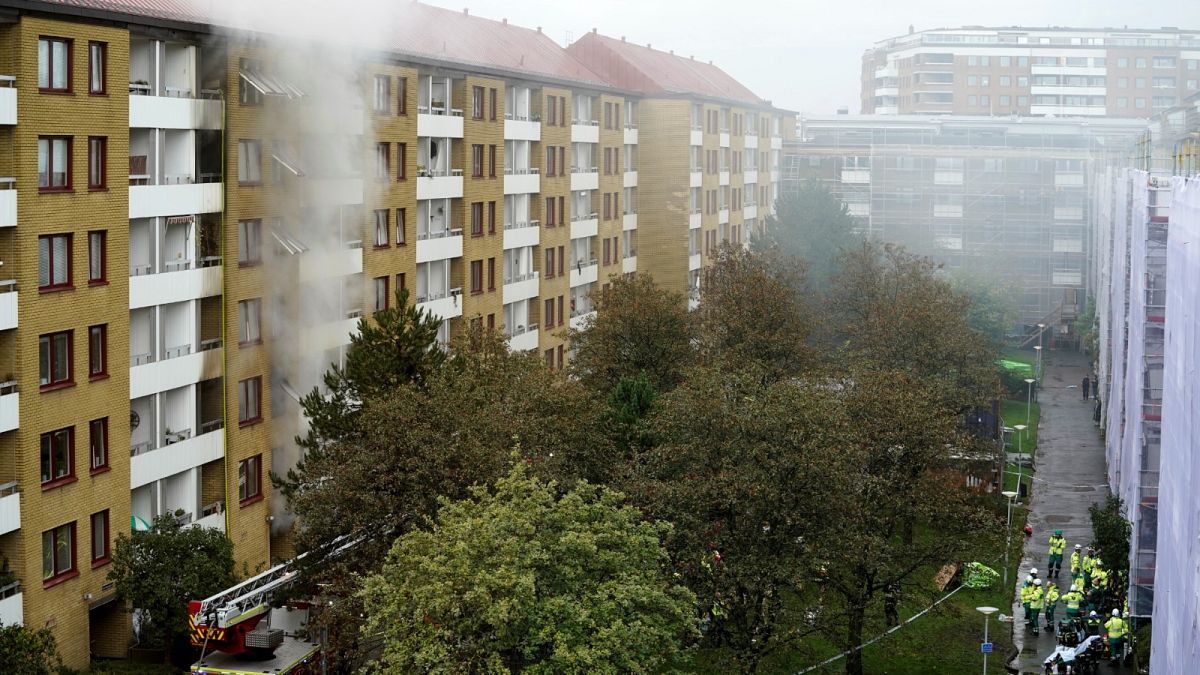 تصاعد الدخان من مبنى سكني بعد انفجار في أنيدال، وسط غوتنبرغ بالسويد في الـ 28 سبتمبر-أيلول 2021