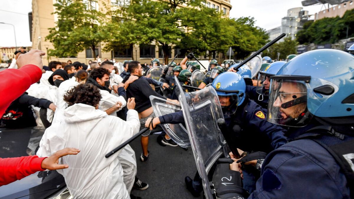 Des activistes du climat font face à la police à Milan, le 30 septembre 2021