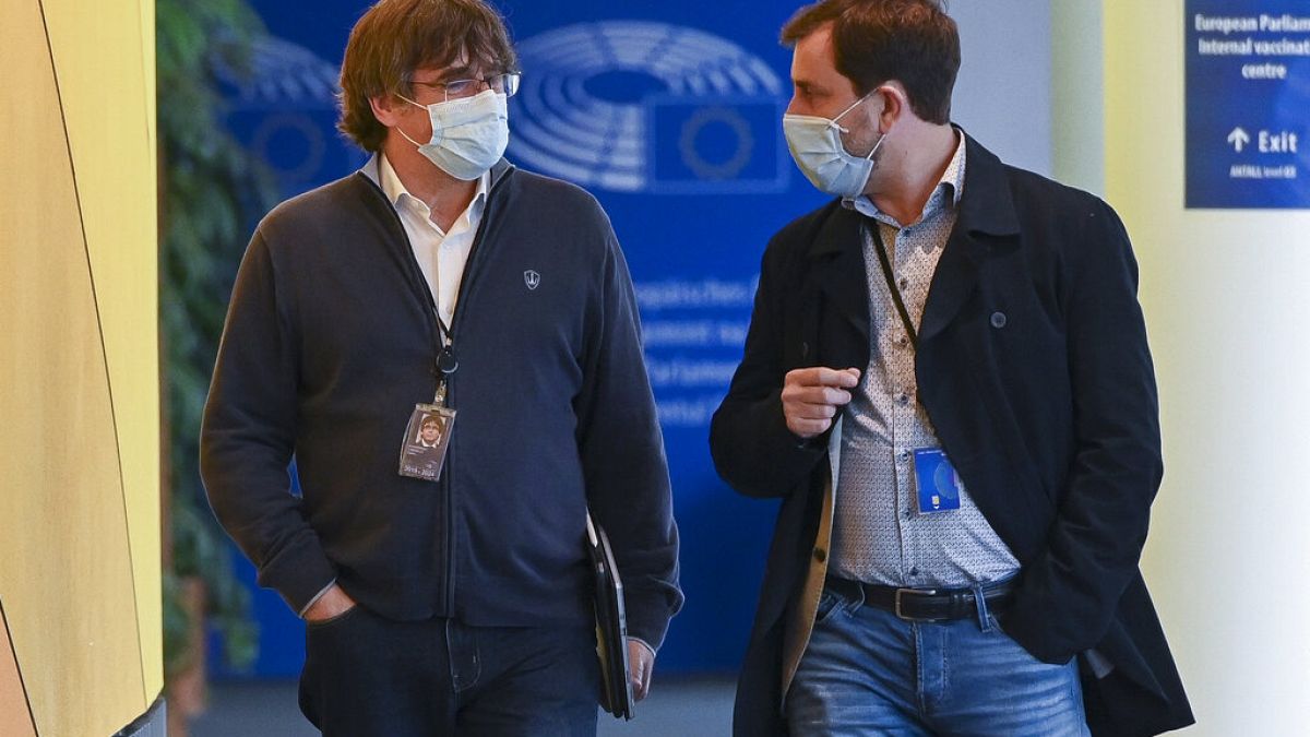 Carles Puigdemont (izquierda), europarlamentario, de vuelta al Parlamento Europeo en Bruselas, el lunes 27 de septiembre, tras su arresto en Cerdeña (Italia) 