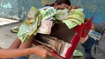 أطفال في فنزويلا يلعبون بأوراق العملة النقدية بعد أن فقدت قيمتها