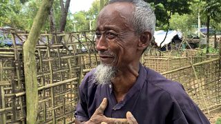 سيد علام، عم محب الله، الممثل الدولي للاجئين الروهينغا، وهو يبكي خلال حفر قبر ابن أخيه في مخيم الروهينغا للاجئين في كوتوبالونغ ببنغلاديش