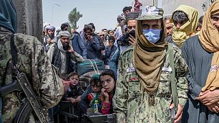 Afganların Pakistan'a geçmesini engelleyen bir Taliban askeri