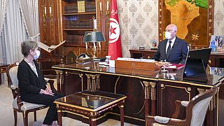 يتحدث الرئيس التونسي قيس سعيد مع رئيسة الوزراء المعينة حديثاً نجلاء بودان رمضان، الأربعاء 29 سبتمبر 2021 في تونس العاصمة