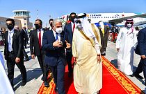 وزير الخارجية الإسرائيلي يائير لبيد ، يسار الوسط ، يسير مع نظيره البحريني ، عبد اللطيف بن راشد الزياني