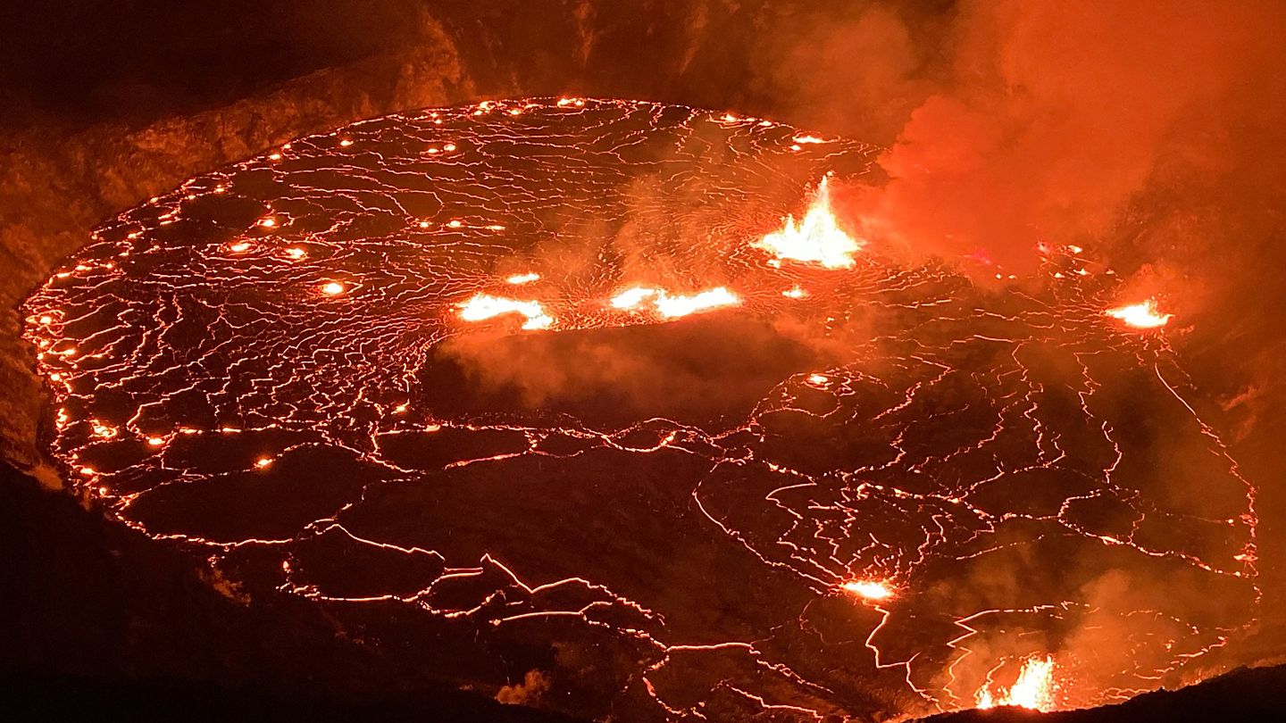 Erupciona el cráter Halemaumau del volcán Kilauea en la isla Grande de Hawai  | Euronews