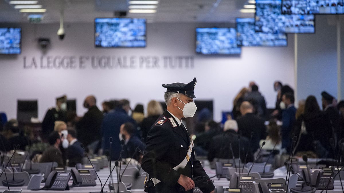 محاكمة  أكثر من 300 متهم من عناصر المافيا، بالقرب من بلدة لاميزيا تيرمي في كالابريا ، جنوب إيطاليا ، الأربعاء 13 يناير 2021