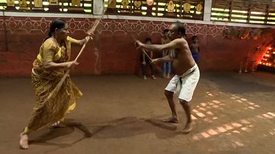 شاهد: جدة هندية تمارس ببراعة رياضة "كالاري" التراثية للدفاع عن النفس