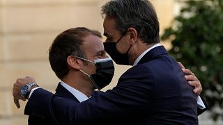 الرئيس الفرنسي إيمانويل ماكرون  ورئيس الوزراء اليوناني كيرياكوس ميتسوتاكيس