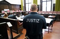 ضابط يقف في قاعة المحكمة قبل محاكمة محمد.س. (جاسوس تركي مزعوم يواجه تهماً بالتجسس)، هامبورغ، ألمانيا، 7 سبتمبر 2017
