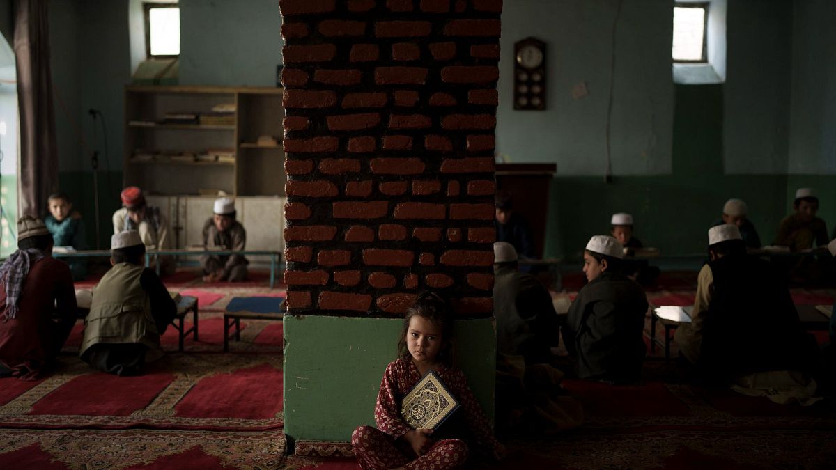 ابنة أخت المعلم تجلس بمفردها في فصل دراسي بينما يحضر الأولاد صفًا لحفظ القرآن، في مدرسة في كابول، أفغانستان، الثلاثاء 28 سبتمبر 2021